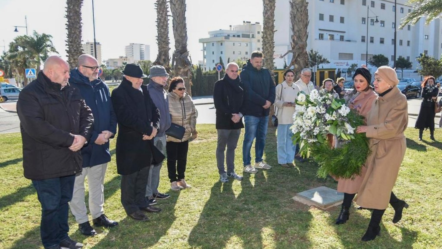 Torremolinos rinde homenaje a las víctimas del Holocausto en una ofrenda floral