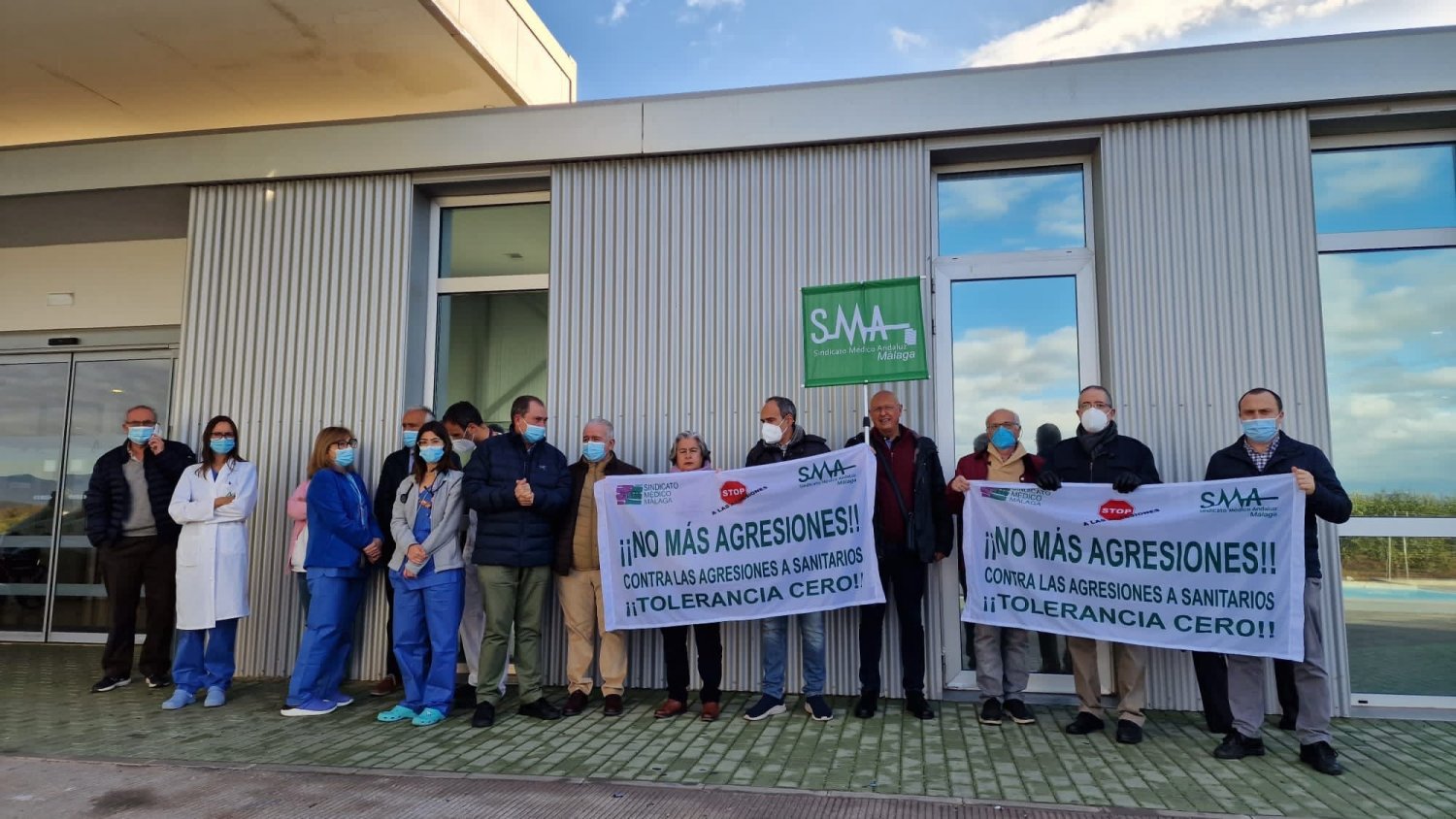 Médicos se concentran en Málaga para denunciar amenazas a varios facultativos en urgencias