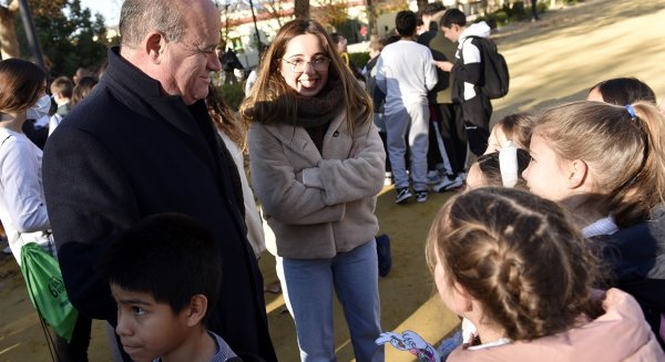 Manolo Barón asiste en el Paseo Real a la celebración del Día de la No Violencia y la Paz Escolar