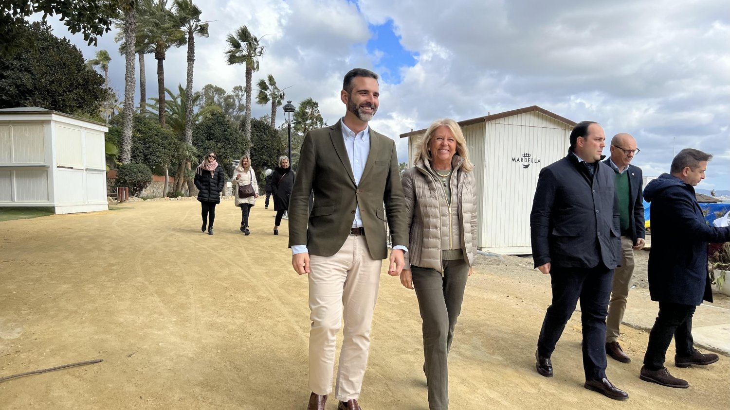 Fernández-Pacheco traslada el apoyo del Gobierno andaluz a Marbella ante la incertidumbre del futuro del paseo marítimo