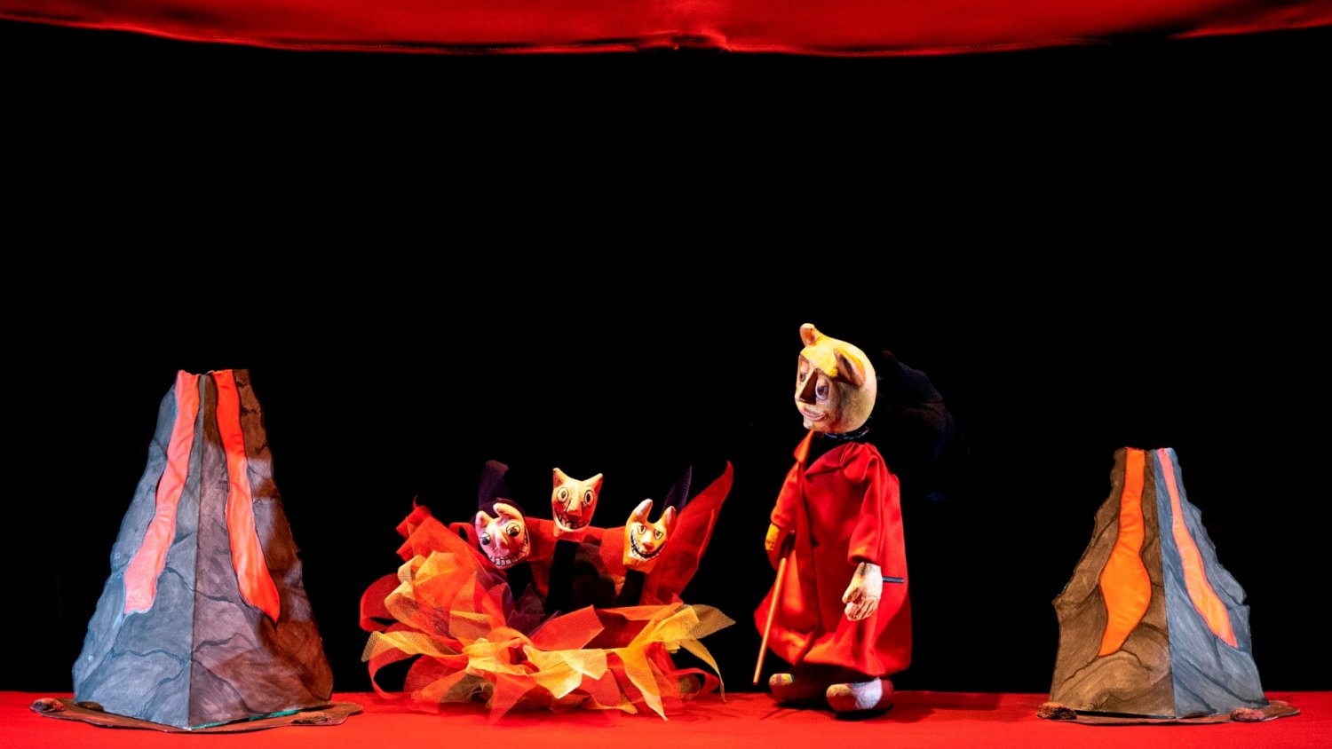 Los títeres de La Canela Teatro vuelven al Cánovas con ‘Rojo’, una propuesta artesanal