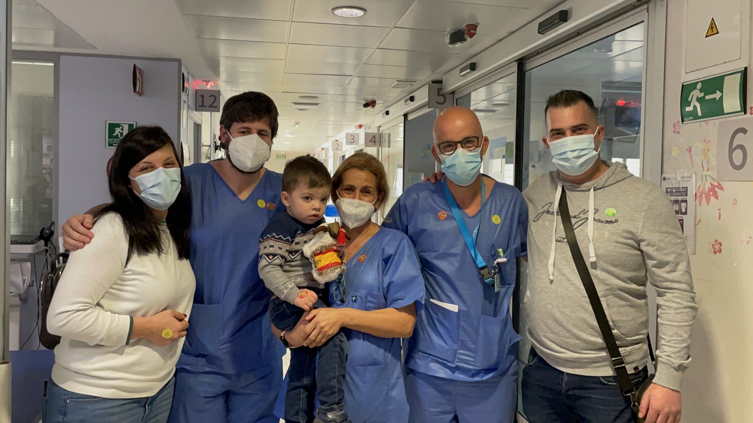 Profesionales del Materno Infantil que viajaron a Burgos para trasladar en ECMO a un niño, se reúnen con él y sus padres
