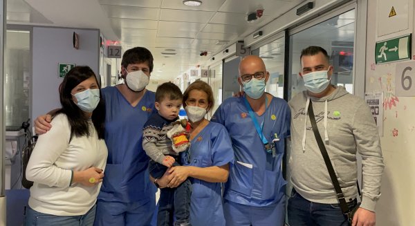 Profesionales del Materno Infantil que viajaron a Burgos para trasladar en ECMO a un niño, se reúnen con él y sus padres