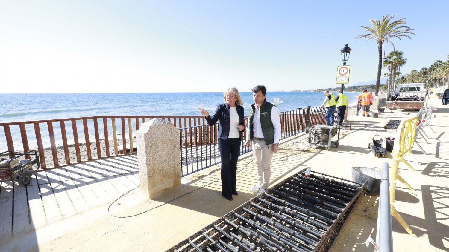 El Ayuntamiento de Marbella inicia la primera fase de sustitución de barandillas en el Paseo Marítimo