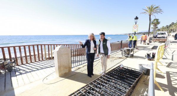 El Ayuntamiento de Marbella inicia la primera fase de sustitución de barandillas en el Paseo Marítimo