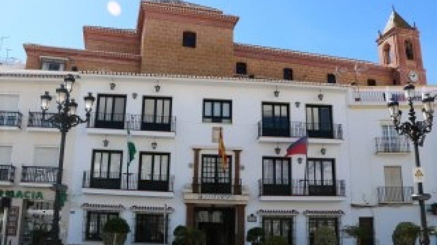 Tres empresas compiten por el servicio de limpieza de edificios en Torrox