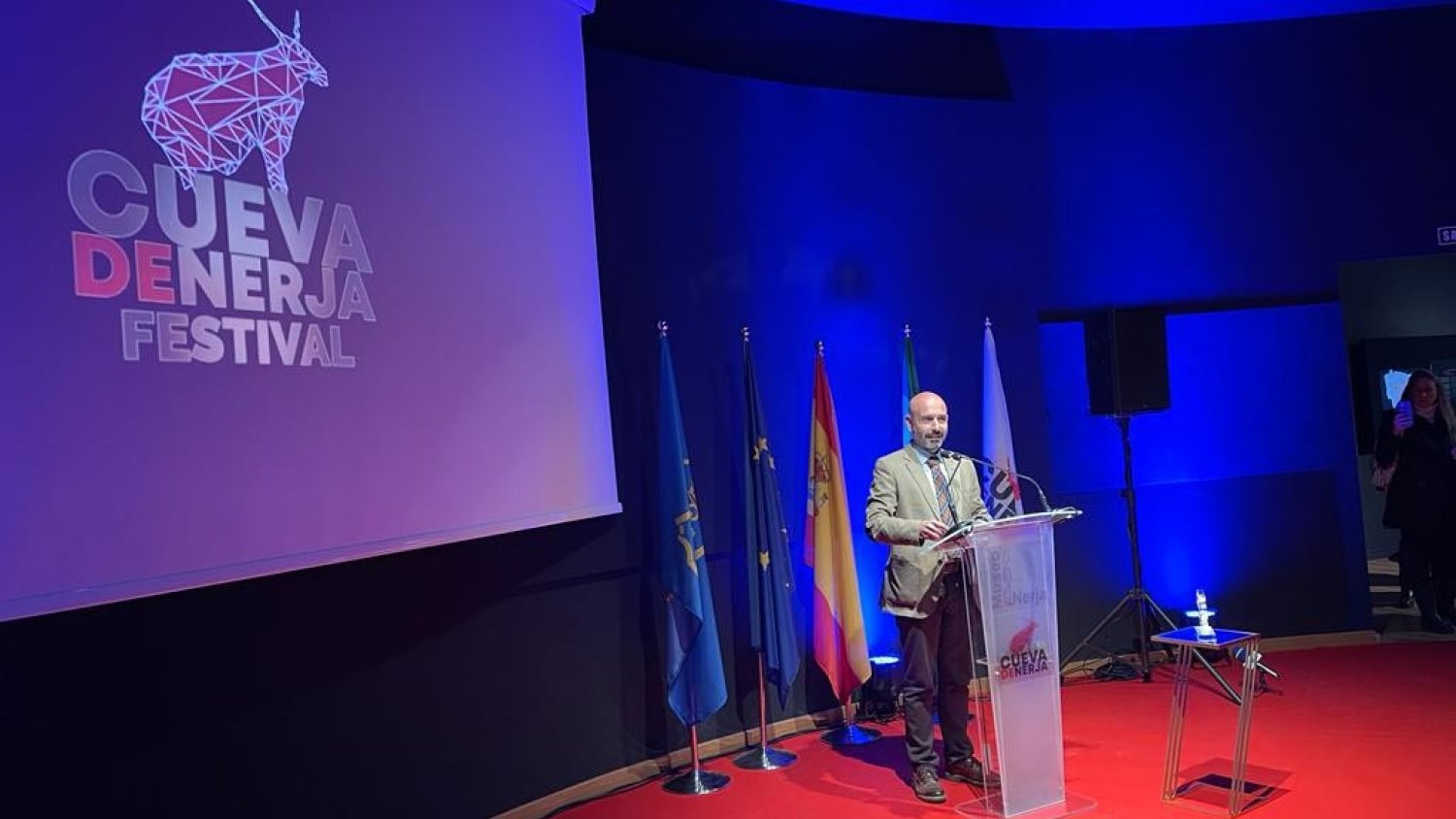 Raphael, María José Llergó y  Diana Navarro, nuevas confirmaciones para el 62º Festival de Música Cueva de Nerja