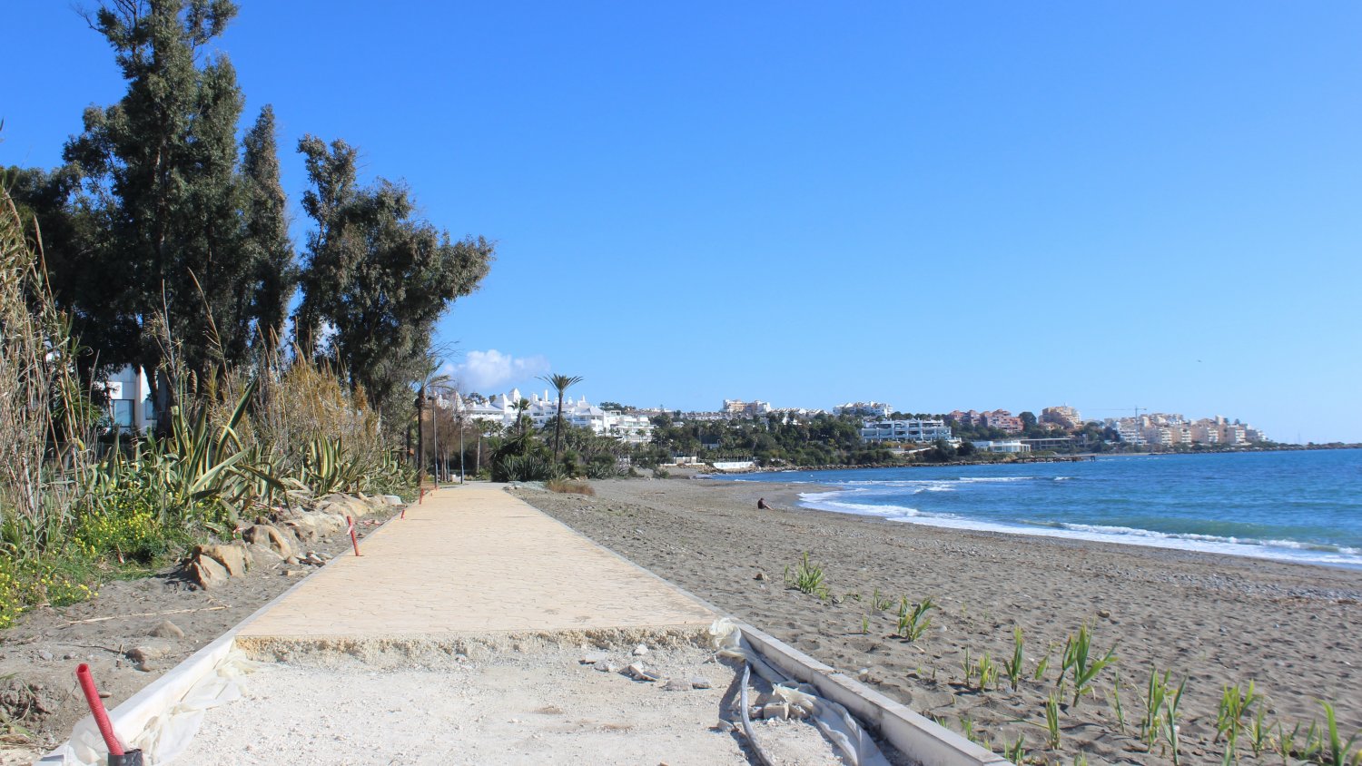 Estepona avanza en la construcción de dos tramos de corredor litoral en el este y oeste de la ciudad