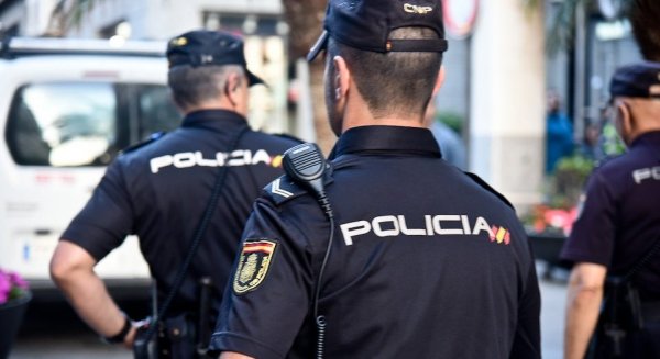Dos detenidos por robar a punta de pistola en un salón de juegos y un vehículo
