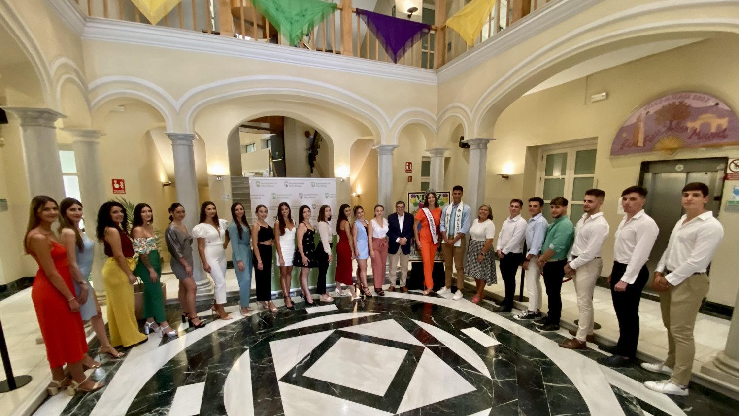 El Ayuntamiento de Vélez-Málaga recibe a los aspirantes a Miss y Míster de la Real Feria de San Miguel