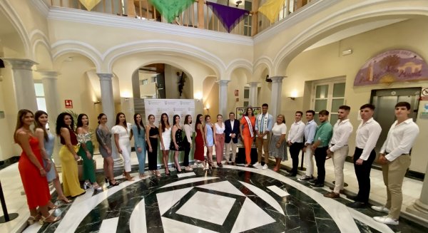 El Ayuntamiento de Vélez-Málaga recibe a los aspirantes a Miss y Míster de la Real Feria de San Miguel