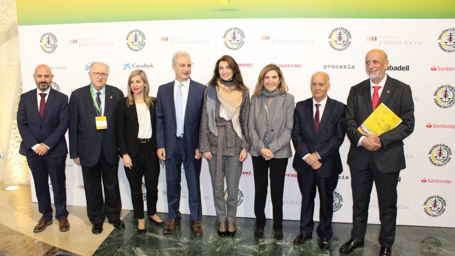 Llop destaca la labor de los graduados sociales en “áreas fundamentales para la dignidad de las personas”