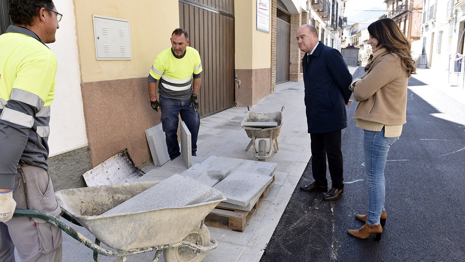 Las obras de remodelación de calle la Vega encaran su recta final con el asfaltado de la calzada central
