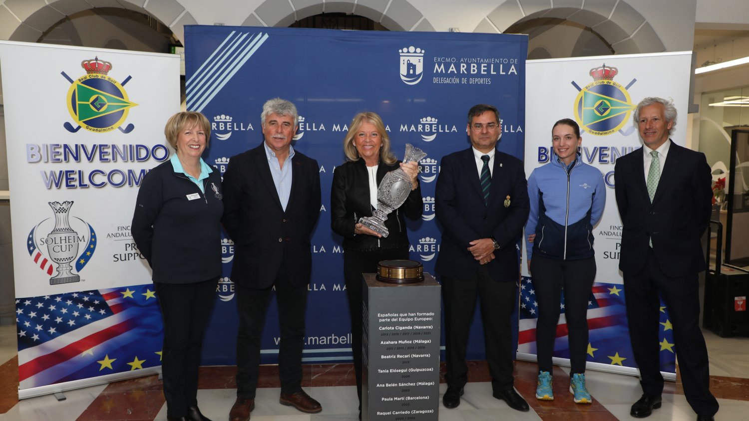 La alcaldesa recibe el trofeo de la Solheim Cup a su llegada a Marbella