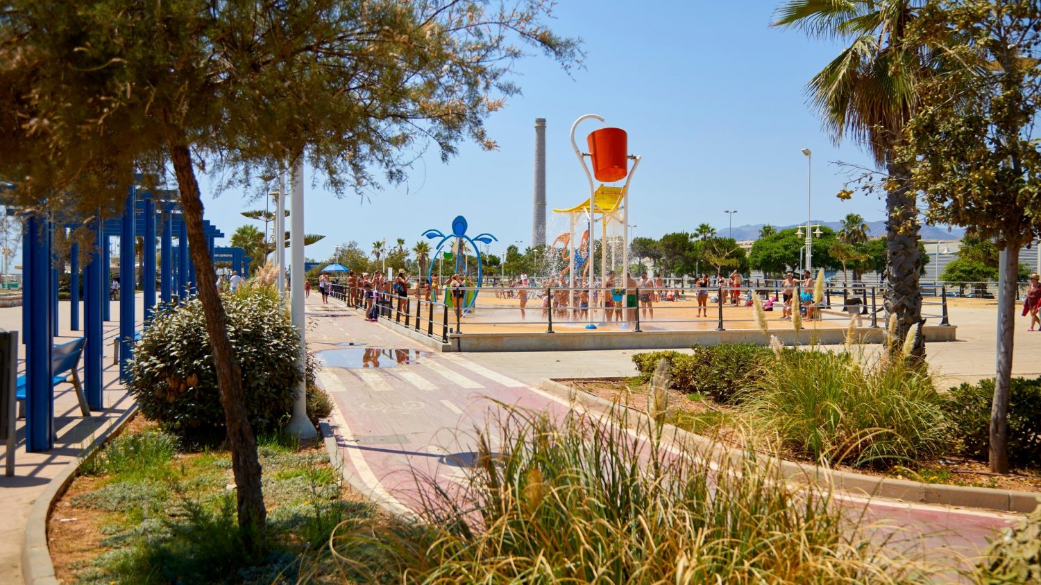 Limasam trabaja con maquinaria pesada para devolver la arena a las playas tras el temporal