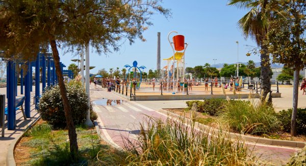 Limasam trabaja con maquinaria pesada para devolver la arena a las playas tras el temporal