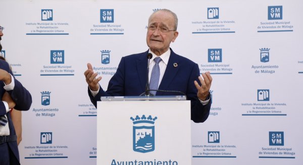 El Ayuntamiento entrega las llaves de sus nuevas viviendas en Calle Calvo a 16 familias jóvenes