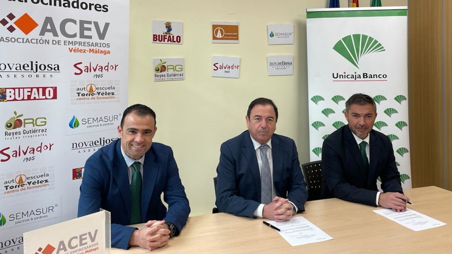 Unicaja Banco apoya a las más de 300 empresas de Vélez-Málaga que integran la ACEV