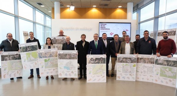 Diputación entrega planes urbanísticos a 15 municipios de las comarcas de Ronda, Axarquía y Guadalhorce