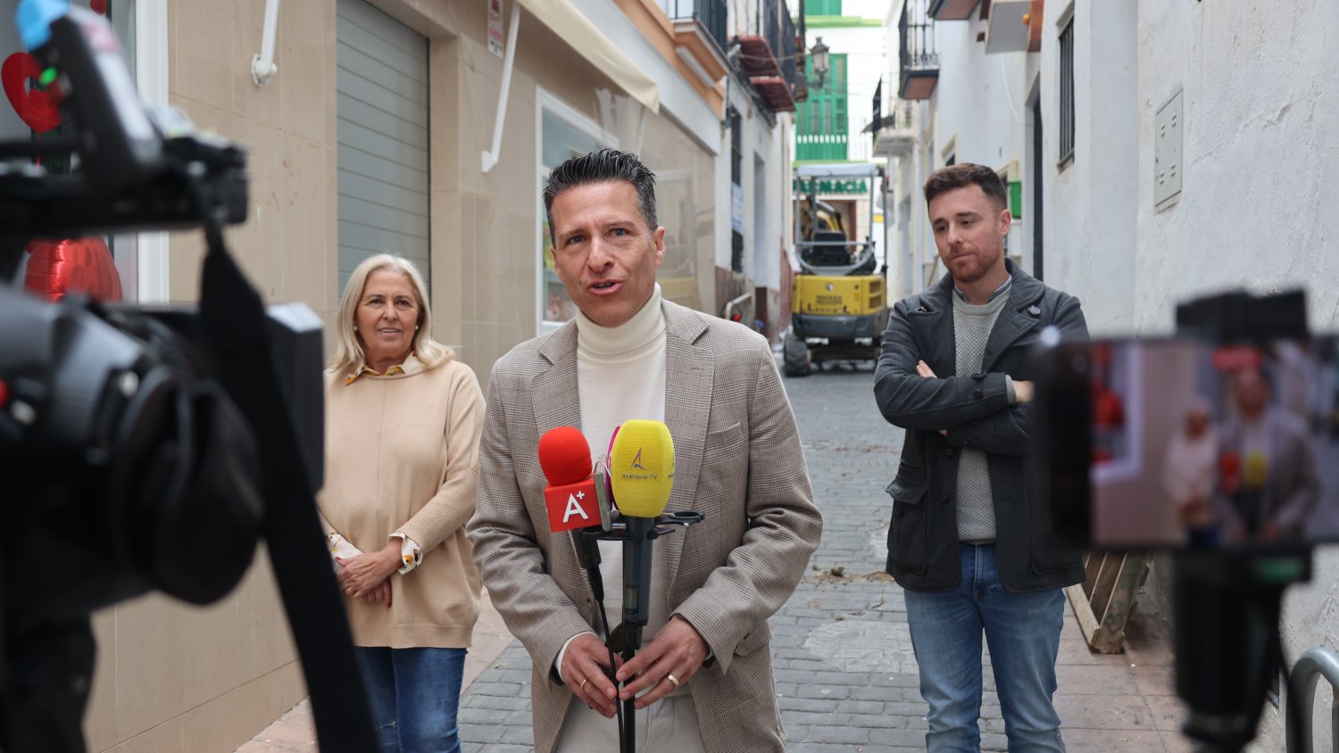 Torrox rescata el tradicional empedrado para poner en valor su casco histórico