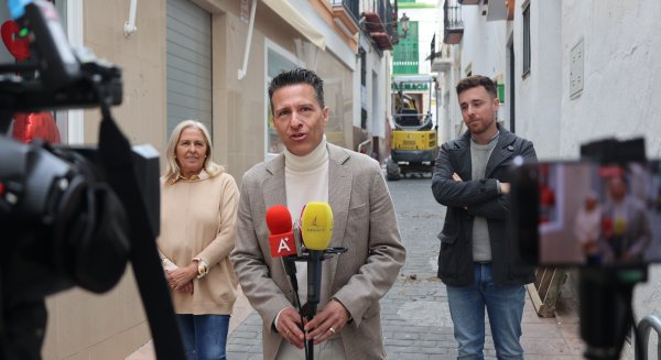 Torrox rescata el tradicional empedrado para poner en valor su casco histórico