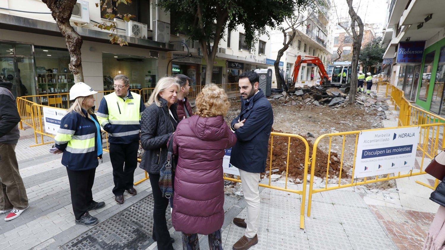 Marbella impulsa la reforma integral de la calle Sierra Blanca para solventar los problemas de saneamiento