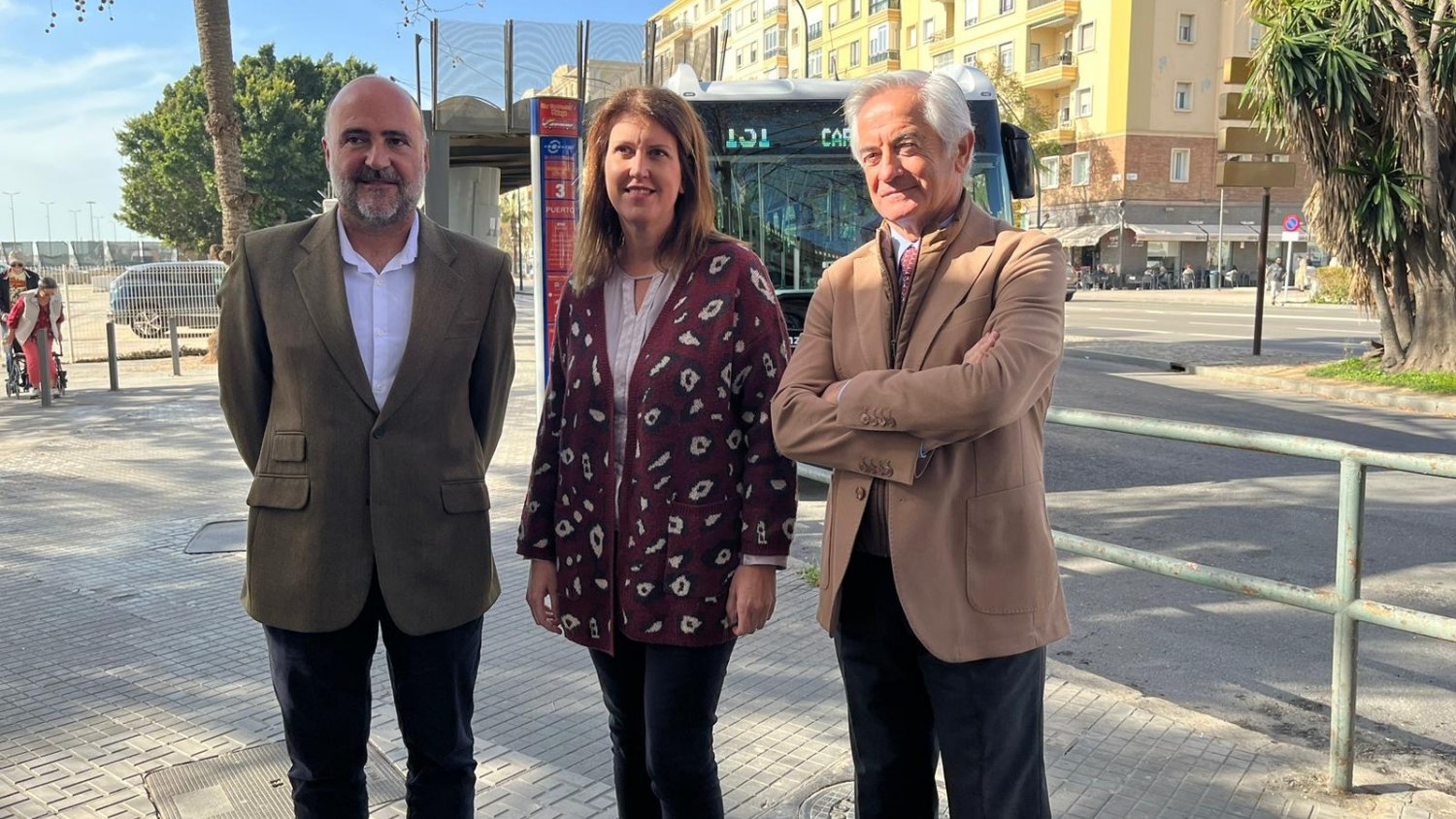 La Junta presenta un nuevo autobús que se incorpora a la línea 131 que cubre el trayecto entre Málaga y Cártama