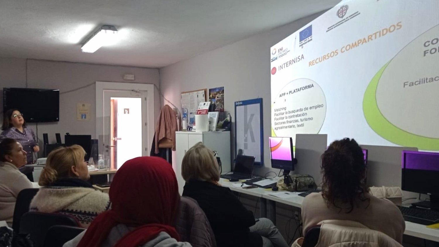 El Proyecto Edufinet de Unicaja y la FAMP colaboran para mejorar la educación financiera de mujeres desempleadas