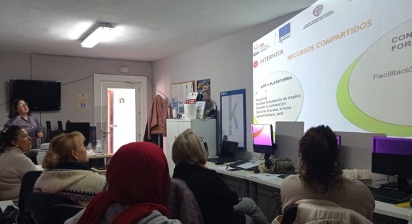 El Proyecto Edufinet de Unicaja y la FAMP colaboran para mejorar la educación financiera de mujeres desempleadas