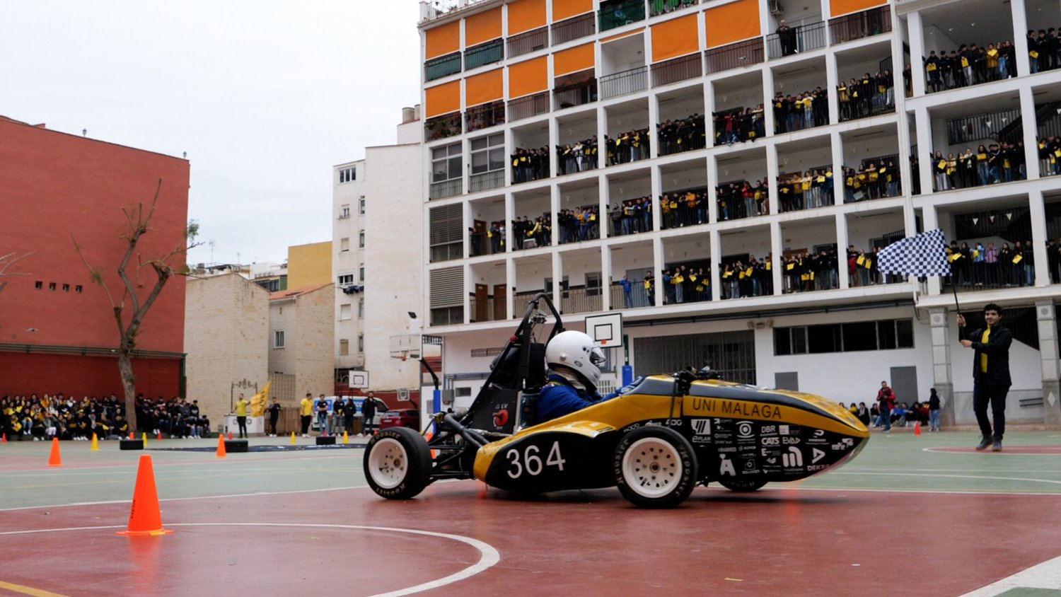 UMA.- La escudería MART transforma el patio de Maristas en un circuito por un día