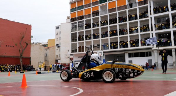 UMA.- La escudería MART transforma el patio de Maristas en un circuito por un día
