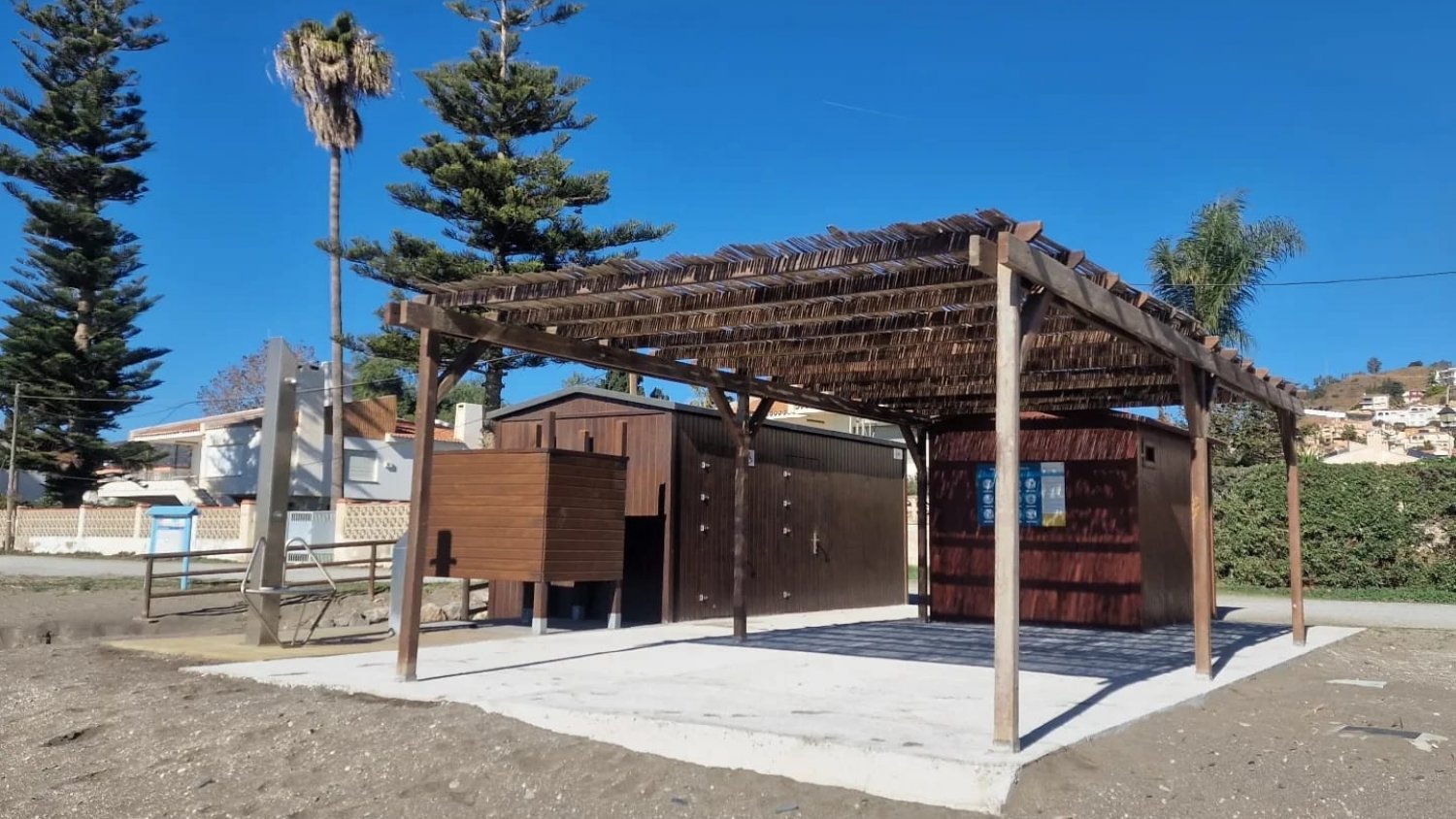 La concejalía de Playas mejora y reordena el Punto Accesible de Torre de Benagalbón