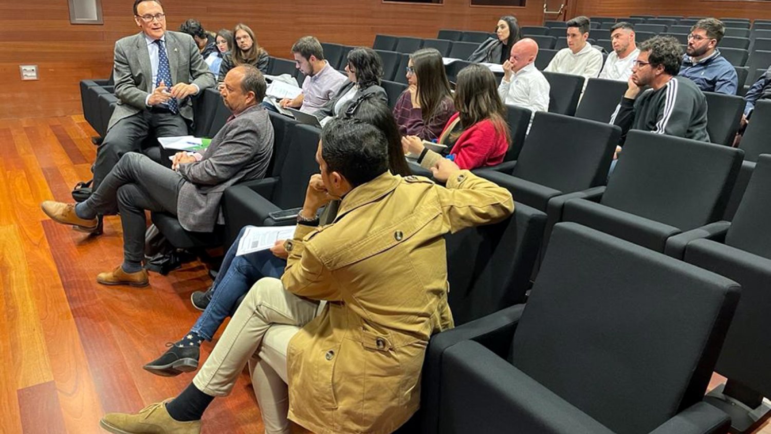Junta, universidades y estudiantes crean un grupo de trabajo para buscar ayudas al alumnado