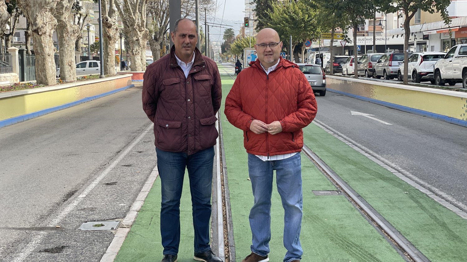 La avenida de Andalucía de Torre del Mar se convierte en un bulevar verde lleno de color