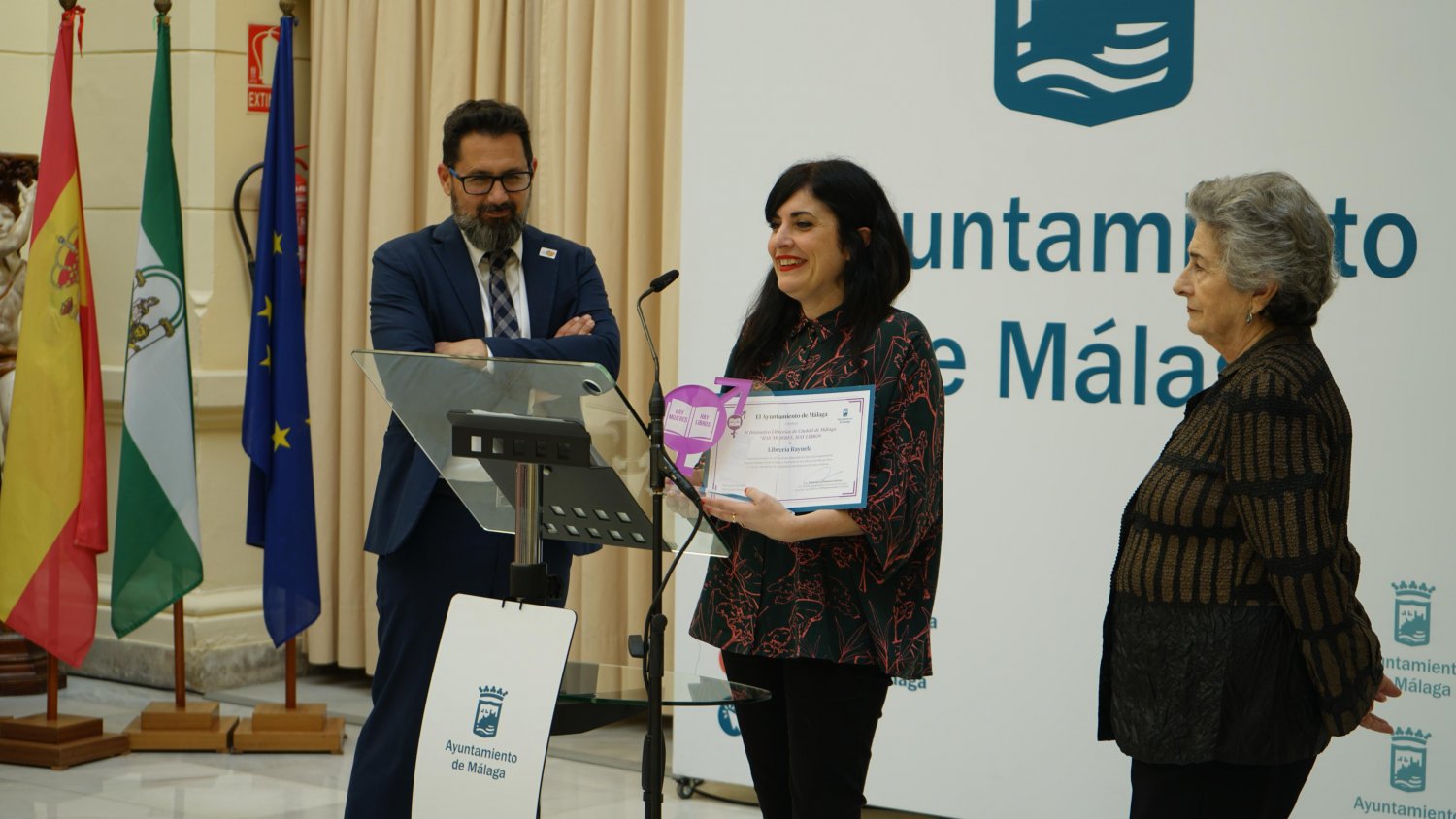 El Ayuntamiento reconoce a tres librerías y una empresa por promover la igualdad
