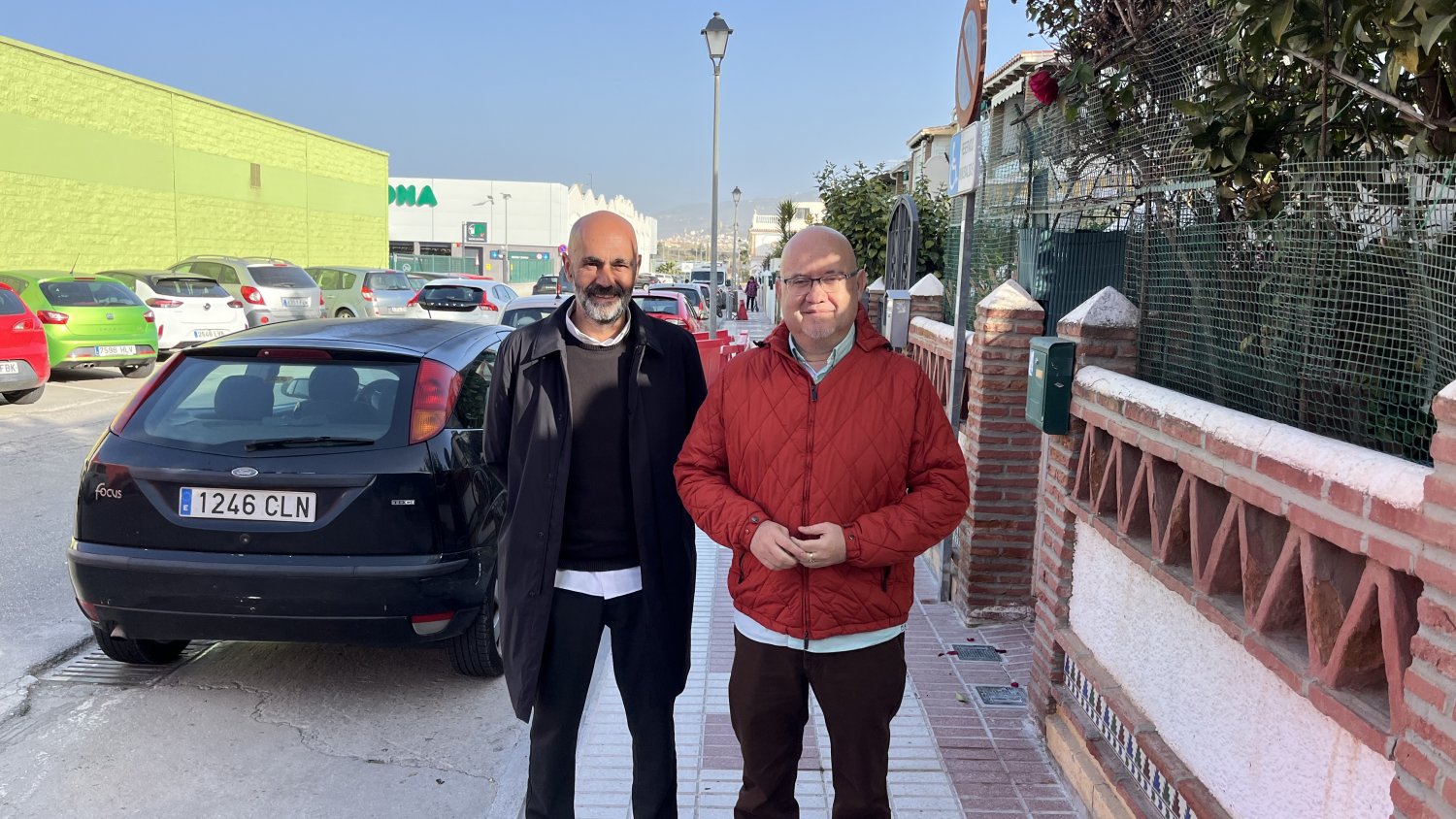 Torre del Mar renueva el acerado de la calle Ruta de los Carboneros, en El Tomillar
