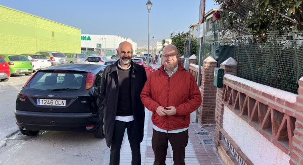 Torre del Mar renueva el acerado de la calle Ruta de los Carboneros, en El Tomillar