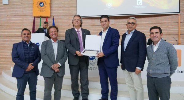 La Facultad de Turismo de la UMA concede una distinción de honor a la Diputación