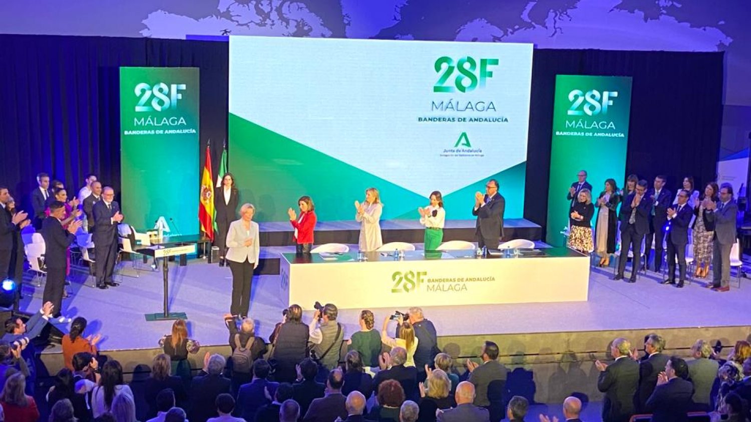 La cónsul de Ucrania recibe una de las diez ‘Banderas de Andalucía’ entregadas en Málaga
