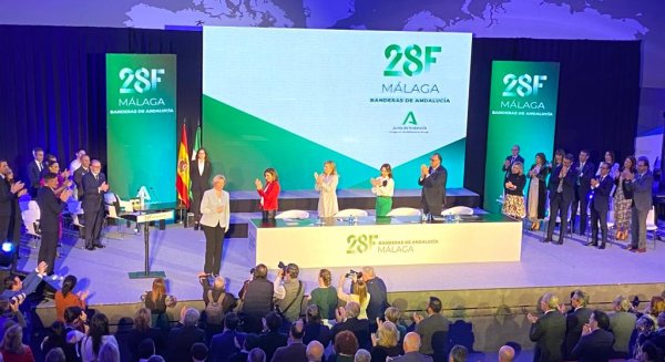 La cónsul de Ucrania recibe una de las diez ‘Banderas de Andalucía’ entregadas en Málaga