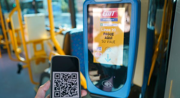 El transporte público permite esta semana comprar un billete de autobús con un código QR