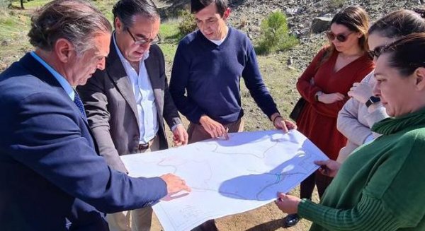 Educación y Ayuntamiento analizan los anteproyectos del nuevo colegio e instituto de Benahavís