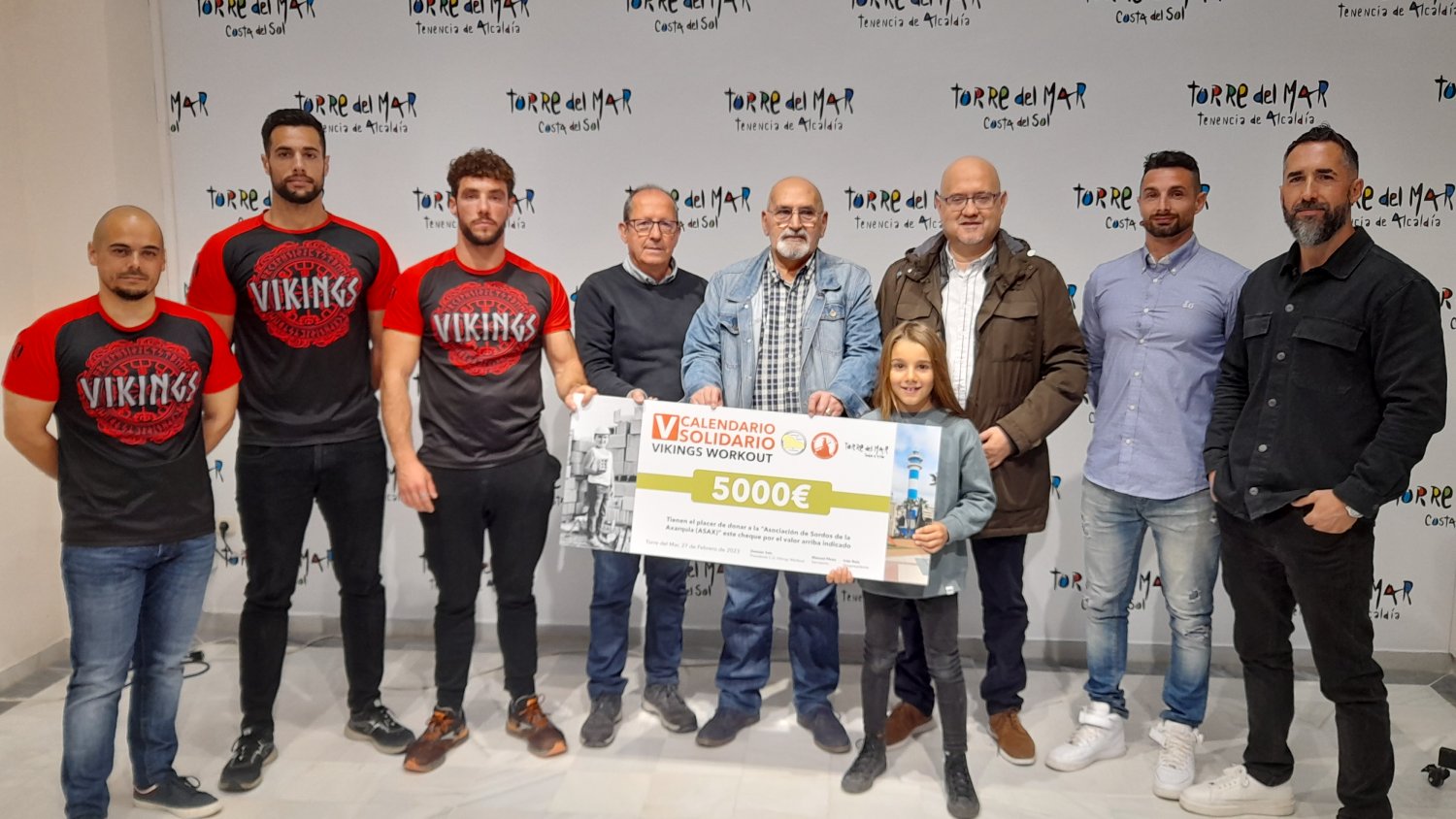 La Asociación de Sordos de la Axarquía recibe la recaudación del Calendario Solidario 2023