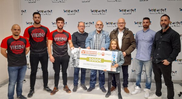 La Asociación de Sordos de la Axarquía recibe la recaudación del Calendario Solidario 2023