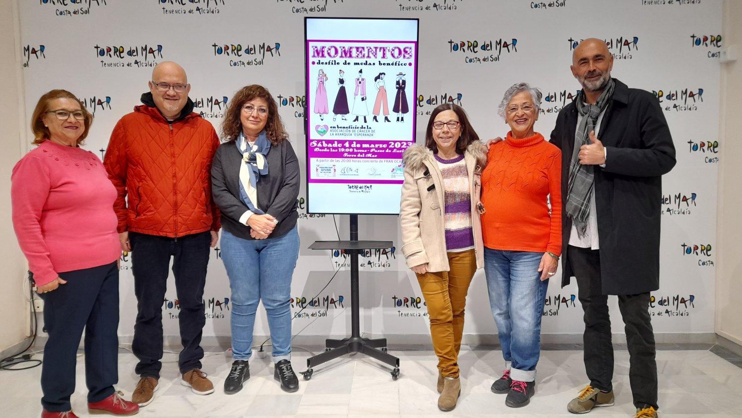 Torre del Mar celebra el desfile 'Momentos' a beneficio de la Asociación Esperanza
