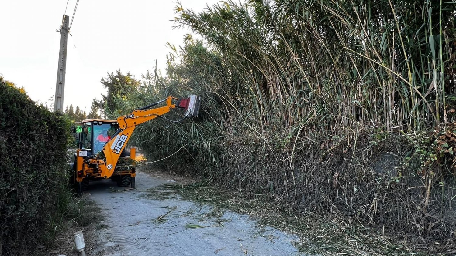 Estepona desbroza los cauces de una veintena de arroyos y ríos para prevenir inundaciones