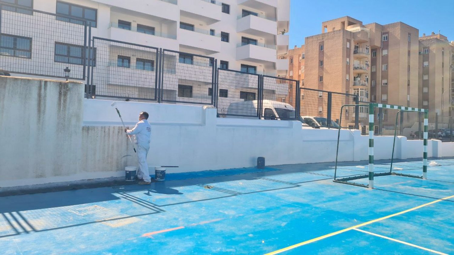 Estepona realiza trabajos de mantenimiento en los centros educativos en la Semana Blanca
