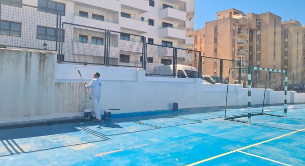 Estepona realiza trabajos de mantenimiento en los centros educativos en la Semana Blanca