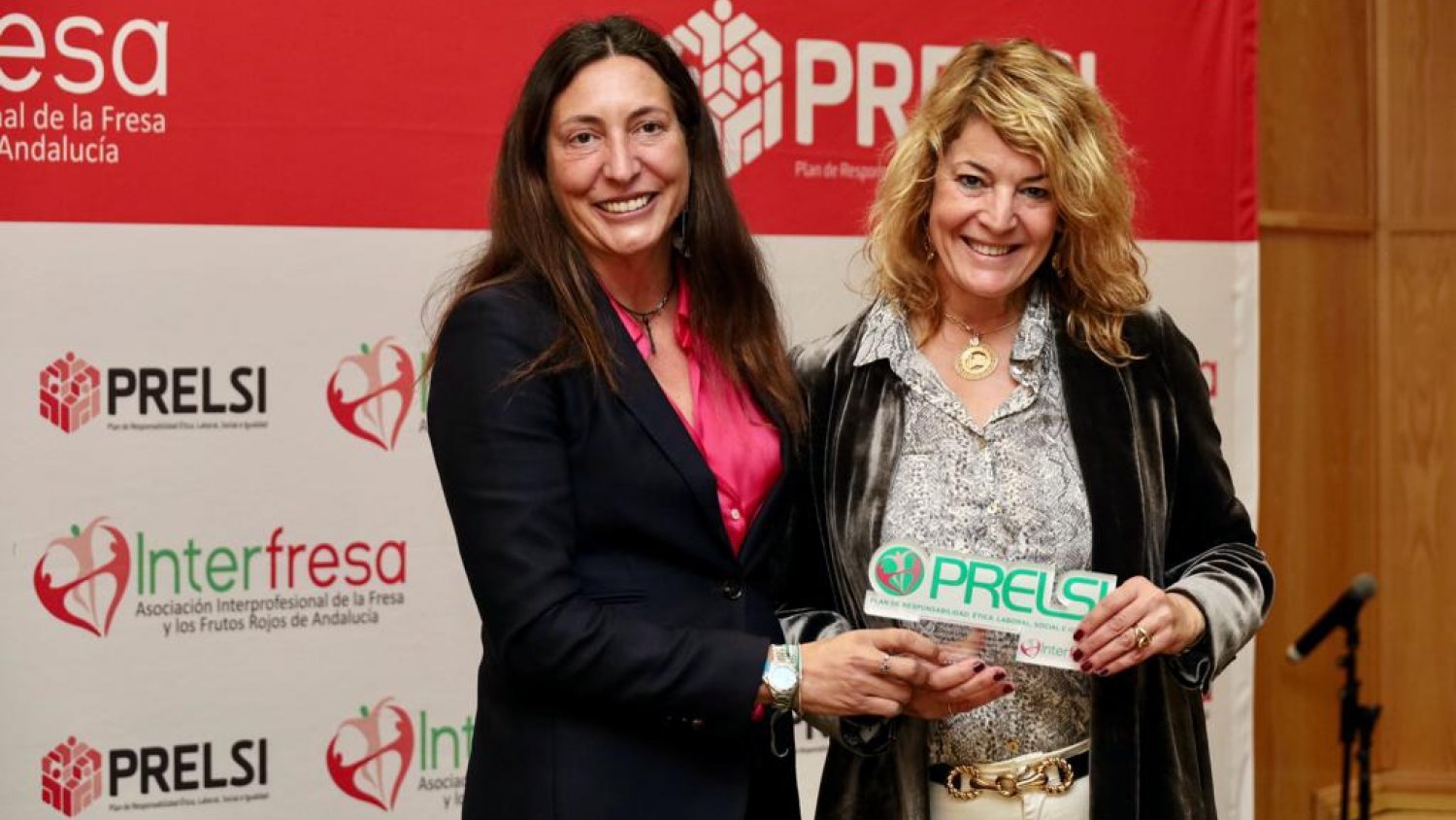 Loles López destaca 'el compromiso social y el buen hacer' del sector de los frutos rojos