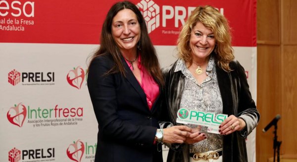 Loles López destaca 'el compromiso social y el buen hacer' del sector de los frutos rojos